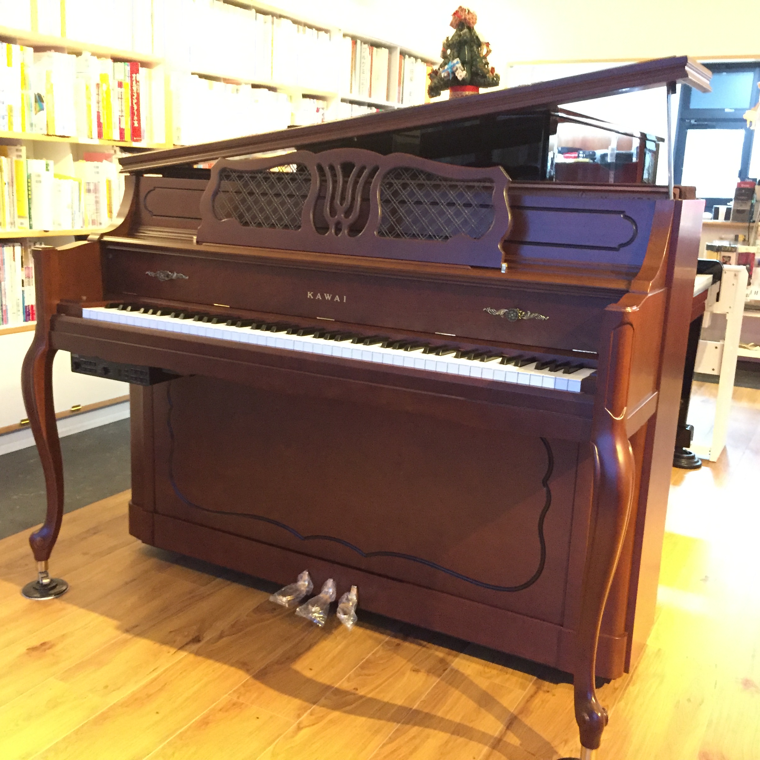 クリスマスプレゼントに 木目でアンティーク調のかわいいリニューアルピアノ 完成 古城楽器 熊本にあるピアノなどの楽器専門店 音楽教室も併設